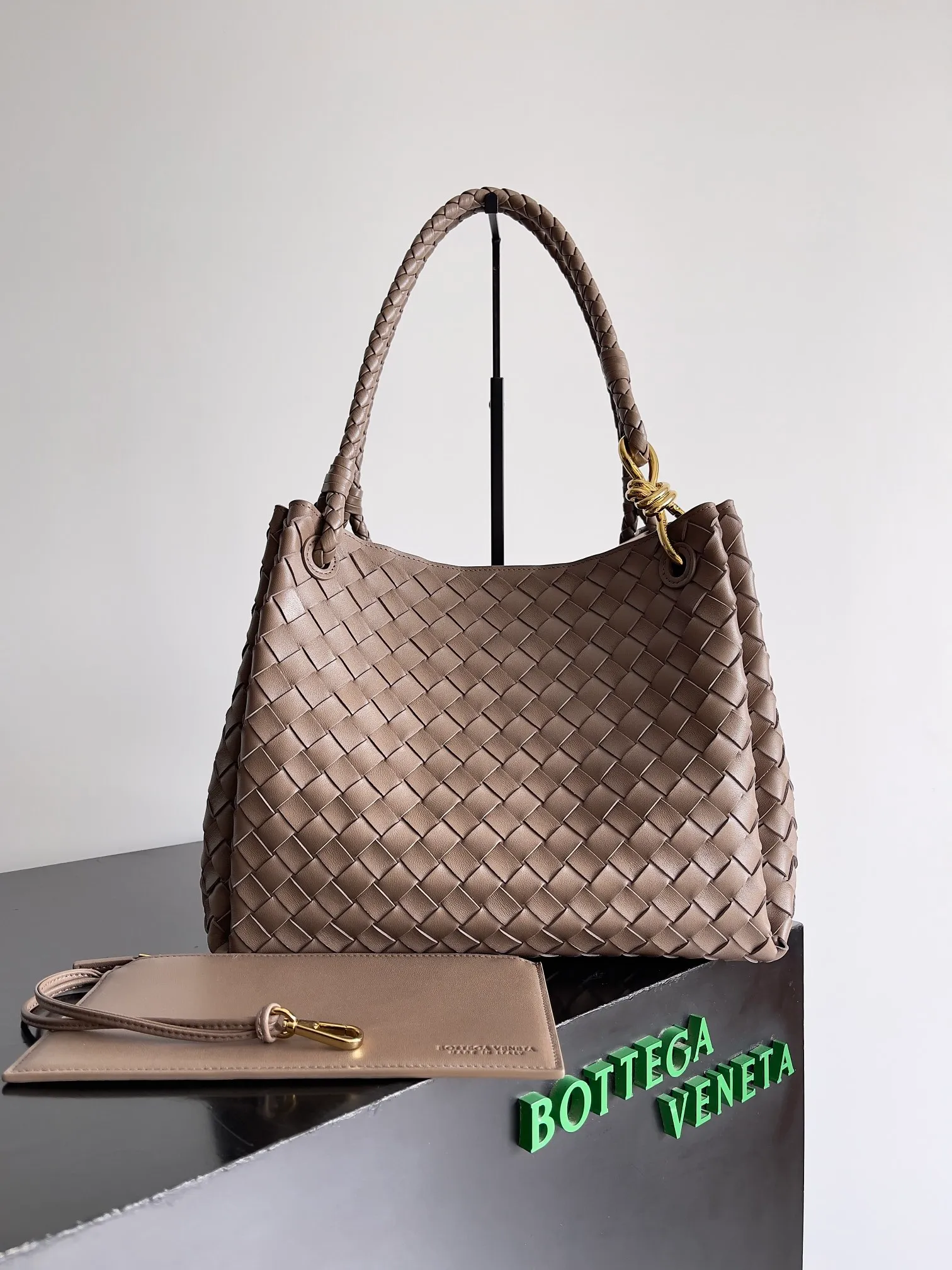 Batch 2660 24 early autumn new model Andiamo Parachute is made of a whole piece of woven leather. It is processed by folding stitching at the four corners. # Craftsmanship and creativity. The large size is atmospheric and practical. One of the must-selects for BV. It has a large space, can hold a computer, the shoulder strap is thick, and the upper shoulder is very comfortable. The large parachute can be carried on the body and can be carried on the body. The upper body is versatile and cute☺️ Style number: 796571 Size: 30*26*20cm